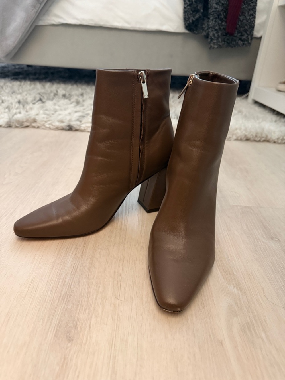 Marc Fisher Leather Block Heel
Worn a few times. Tiny scuff on front of shoe